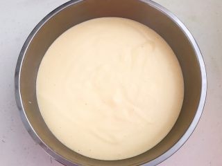 12、蓝莓无水海绵蛋糕,把打发好的鸡蛋液倒入一个大盆里，这样便于其它食材的搅拌