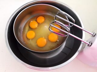 10、蓝莓无水海绵蛋糕,用打蛋器打发鸡蛋，大约需要15分钟左右，因此一定要有耐心