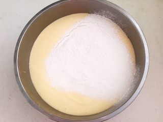 13、蓝莓无水海绵蛋糕,先筛入1/3的低筋粉