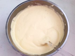 14、蓝莓无水海绵蛋糕,用翻拌手法调匀