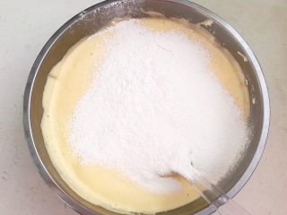 15、蓝莓无水海绵蛋糕,再筛入1/2的低筋粉