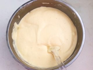 16、蓝莓无水海绵蛋糕,翻拌均匀