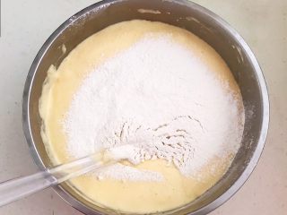 17、蓝莓无水海绵蛋糕,再筛入所剩的低筋粉