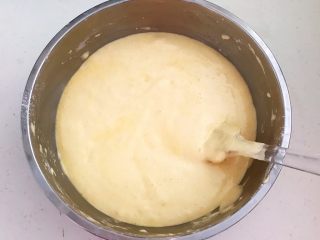 18、蓝莓无水海绵蛋糕,翻拌均匀