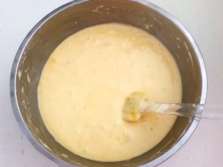 20、蓝莓无水海绵蛋糕,用翻拌手法调匀