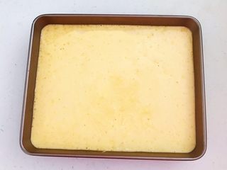 22、蓝莓无水海绵蛋糕,把烤盘拿起来垂直摔几次，振出蛋糊里面的气泡