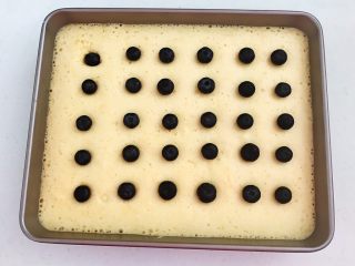 23、蓝莓无水海绵蛋糕,把蓝莓果摆放在面糊上