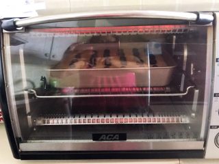 24、蓝莓无水海绵蛋糕,把烤盘放入提前预热好的烤箱里，上下火180W，烤45分钟