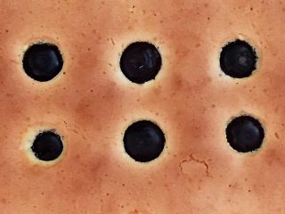 25、蓝莓无水海绵蛋糕,蓝莓蛋糕烤好了