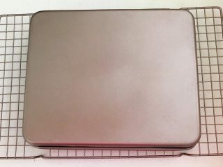 26、蓝莓无水海绵蛋糕,把烤盘扣在晾网上面，晾凉