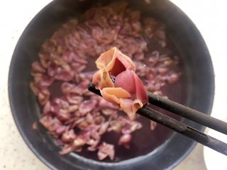 7、葡萄果酱,煮到葡萄皮颜色变浅，捞出；尽量把葡萄皮水份挤干；