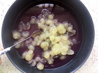 8、葡萄果酱,加入葡萄揉；
