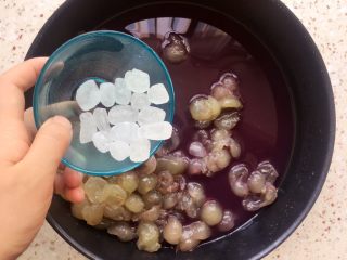 9、葡萄果酱,加入冰糖；