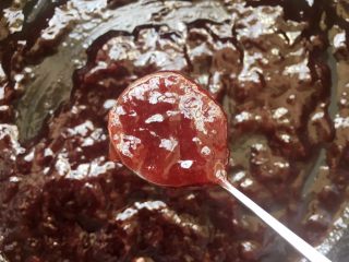 13、葡萄果酱,不可以煮太稠了，煮到可以从锅里盛出，锅内没有残留物就可以了；