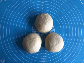 5、超简易吐司,揉面排气后平均分成三份,每一份再次揉面,表面覆盖保鲜膜松弛10分钟