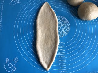 6、超简易吐司,取一份揉面排气,擀成长舌状