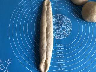 7、超简易吐司,两边向中间叠起,压实一下