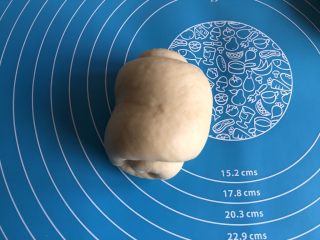 8、超简易吐司,自下而上卷起,卷的紧实一些