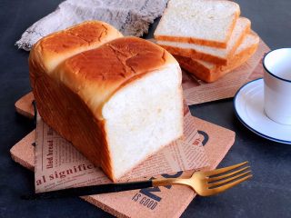 12、超简易吐司,考好直接脱模晾凉,装入密封包装袋中入冰箱冷藏一夜,第二天再切片,才会整齐