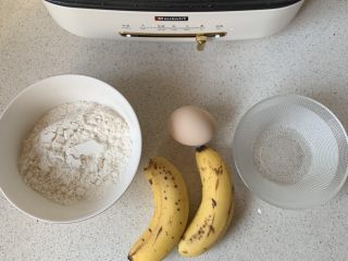 1、香蕉鸡蛋饼,材料备好