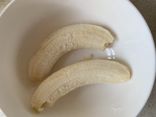 2、香蕉鸡蛋饼,香蕉去皮