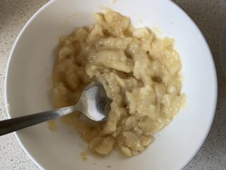 3、香蕉鸡蛋饼,用勺子压碎，我喜欢有点颗粒的