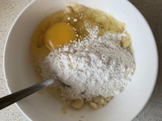 4、香蕉鸡蛋饼,打入鸡蛋，倒入面糊