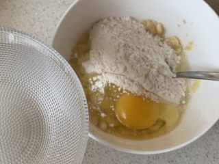 5、香蕉鸡蛋饼,加适量水，我大概加了半碗
