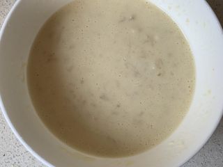 6、香蕉鸡蛋饼,搅拌成稀糊状