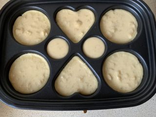 8、香蕉鸡蛋饼,中火煎