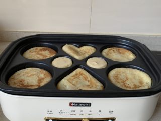 9、香蕉鸡蛋饼,煎至两面金黄就可以了