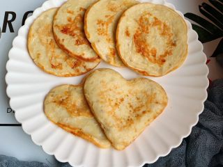 10、香蕉鸡蛋饼,香蕉有一股特有的香气