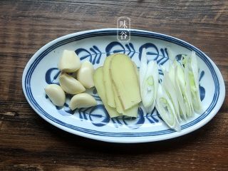 2、自制卤水猪蹄,葱和姜蒜切好；