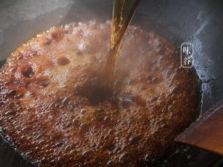 6、自制卤水猪蹄,倒入大半碗的生抽和半碗的料酒；