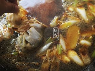 10、自制卤水猪蹄,卤水料放进纱布袋里也放进锅里，盖盖子，水开后小火煮20分钟；