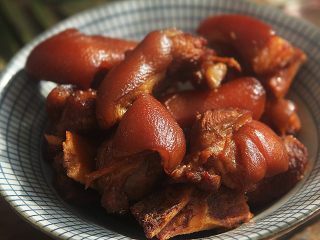 13、自制卤水猪蹄,习惯性来张特写，诱惑下亲们的味觉！
