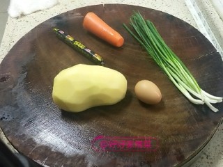1、香煎土豆饼,准备好材料