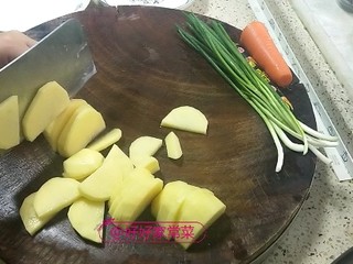 2、香煎土豆饼,土豆切片