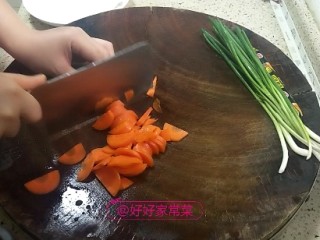 3、香煎土豆饼,胡萝卜切片后用搅拌机搅碎
