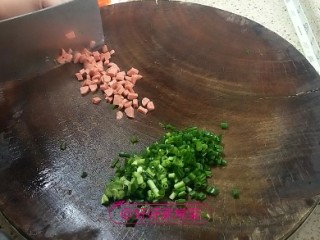 4、香煎土豆饼,热狗切小丁,葱花切末