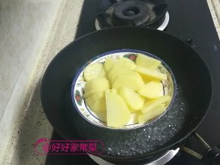 6、香煎土豆饼,蒸熟后拿出来