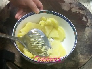 7、香煎土豆饼,压碎土豆