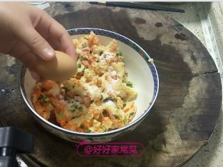 11、香煎土豆饼,打入一个鸡蛋