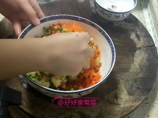 9、香煎土豆饼,加入胡萝卜,葱花,热狗揉搓