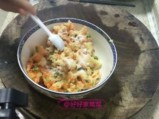 10、香煎土豆饼,加入一勺盐