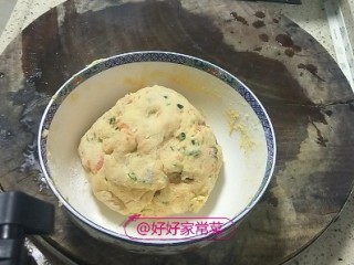 12、香煎土豆饼,搓揉成面团就可以了