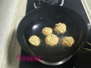 13、香煎土豆饼,再做成一个一个的土豆饼放入锅中煎