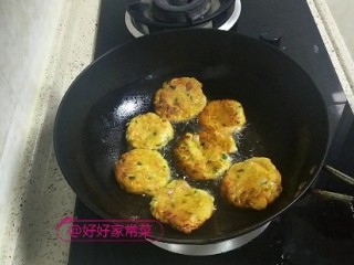 14、香煎土豆饼,慢慢煎至两面金黄就可以了