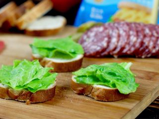 6、开放三明治,生菜叶撕小块放在法棍面包上