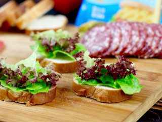 7、开放三明治,加上罗莎红生菜